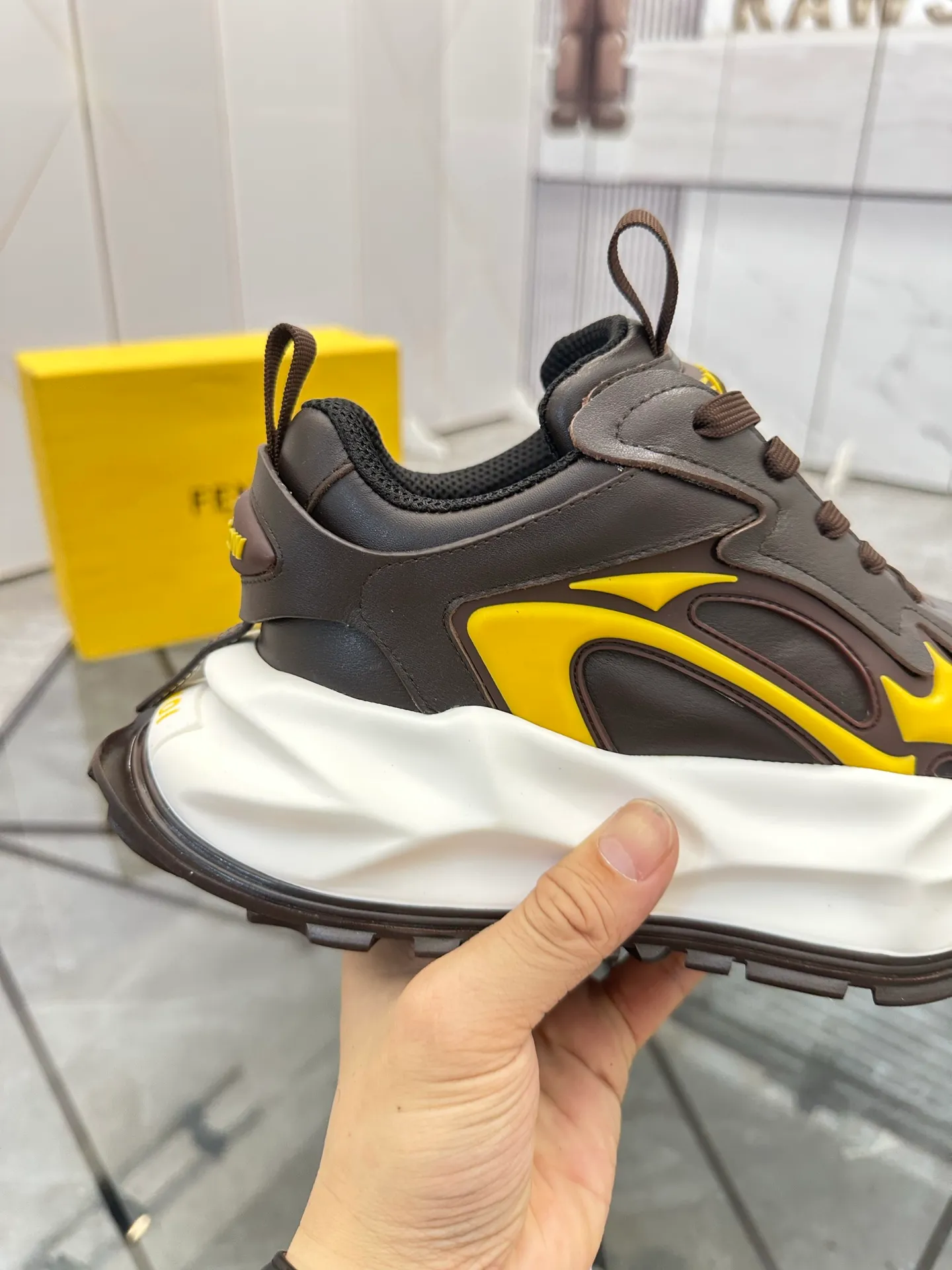 Men's shoes: 💰P580¥ Product trademark: Fendi* "Fendi*" low-top sports shoes Regular size: 39-44 (can be customized to 38.45.46) Product material: imported cowhide upper, breathable lining, original outsole. No.: 0008